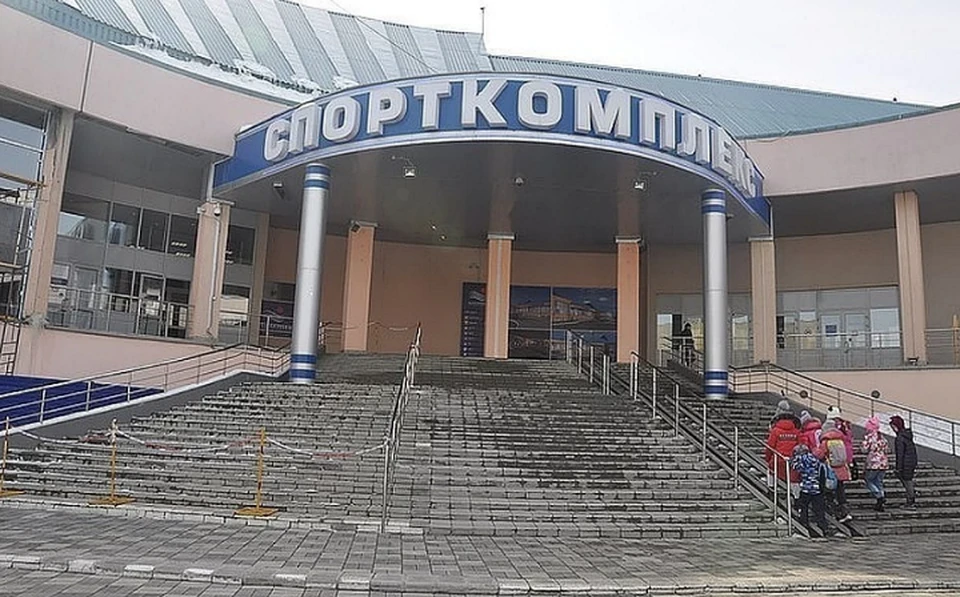 До приезда пожарных подразделений из спорткомплекса эвакуированы 70 человек