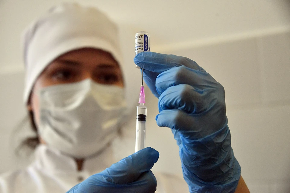 В России идет прививочная кампания, для защиты от коронавируса предлагается два укола первой в мире зарегистрированной вакцины от COVID-19 «Спутник V».