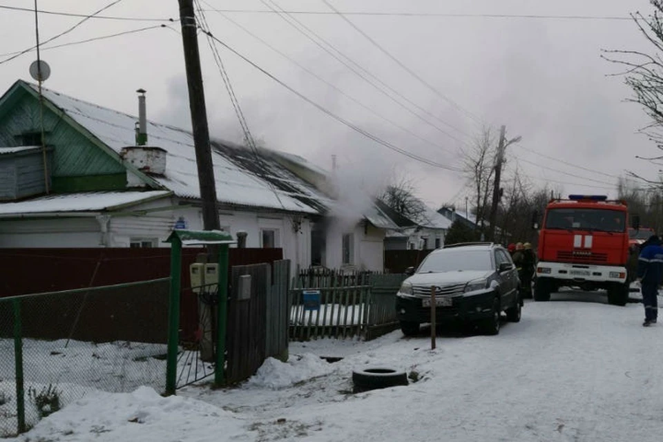 Пожар произошел в двухквартирном доме на улице Парашютной. ФОТО: группа "Дядьково, Сокол Ярославль - Районы 76" во ВКонтакте