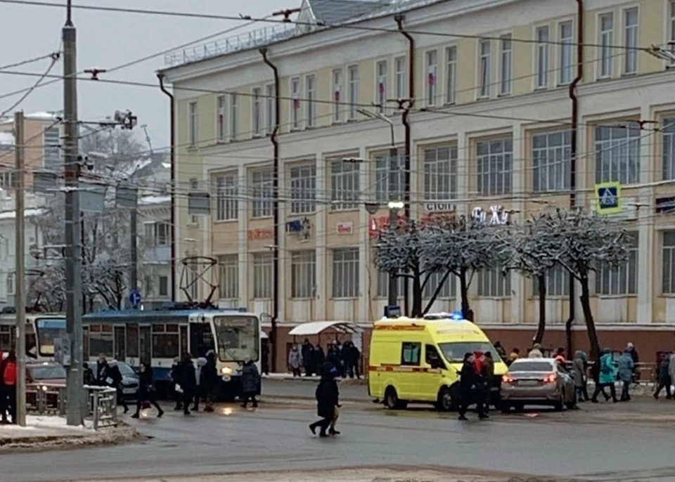 В центре Смоленска машина скорой влетела в иномарку. Фото: паблик «Смоленский транспорт» ВКонтакте.