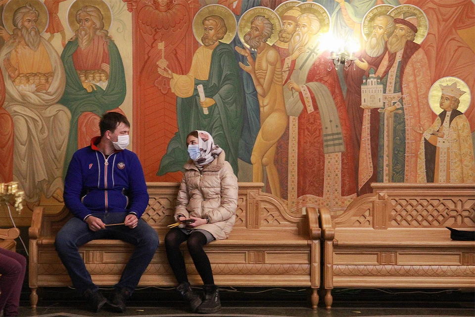 Православные христиане в России празднуют рождество 7 января.