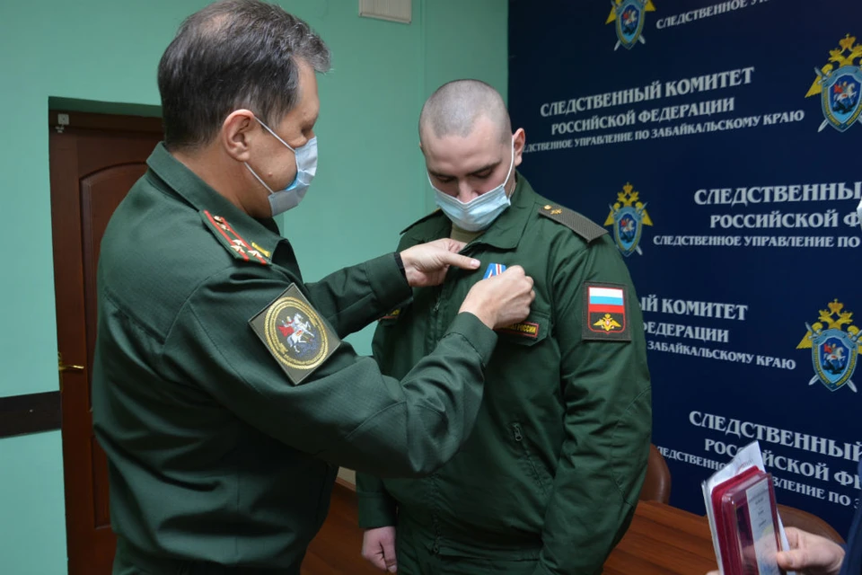 Призывник Владимир Роговский получил награду во время службы в армии. Фото: СУ СКР по Забайкалью.