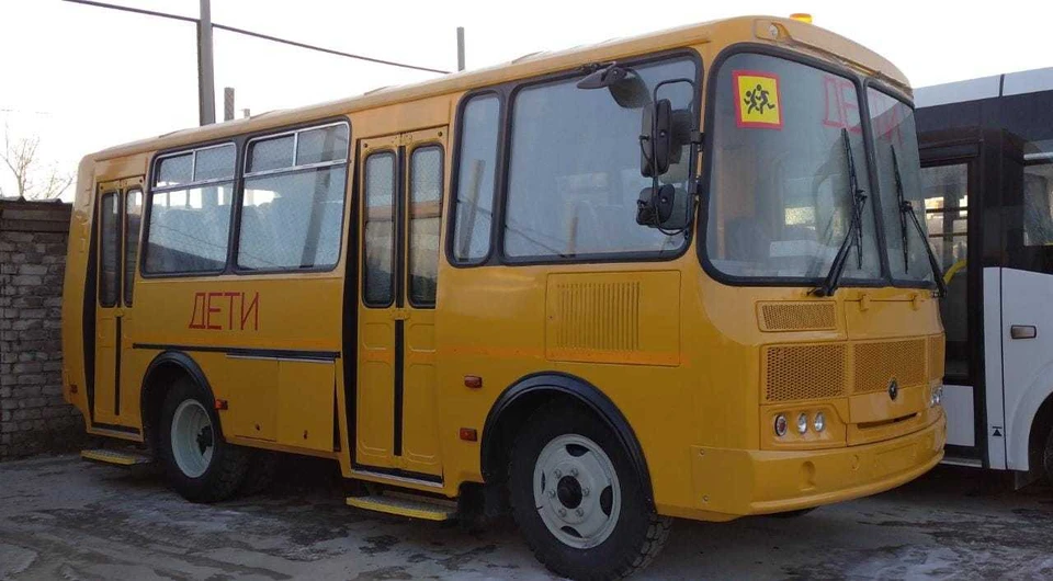 В числе первых новый автобус получила школа в Костюковке Свободненского района. Фото: правительство Амурской области