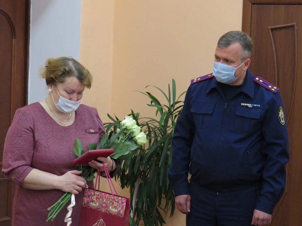 СК посмертно наградил девочку, спасшую тонущего ребенка. Фото: СУ СК России по Смоленской области.