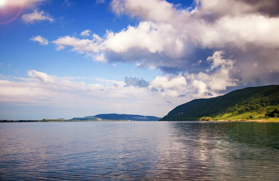 Россия богата водными запасами. Одна из крупных рек в Европе - Волга.