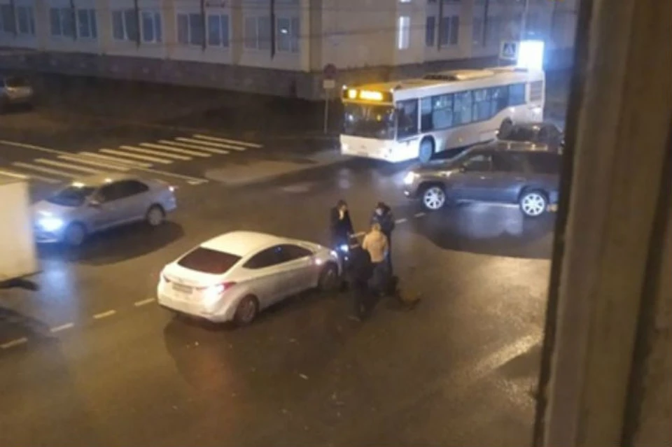 Пешехода сбили на дороге в Калининском районе Петербурга