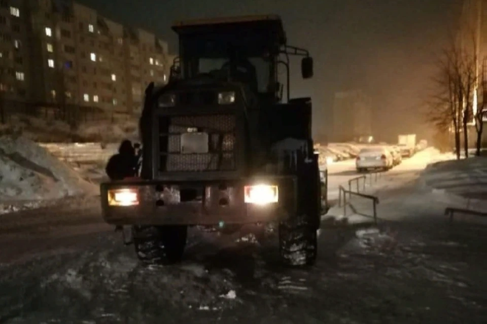 Снегоуборочный погрузчик наехал на пенсионерку возле дома. Фото: Госавтоинспекция по Новосибирской области.