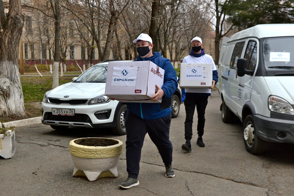 Волонтеры "ЕвроХима" передали средства защиты в горбольницу Невинномысска.