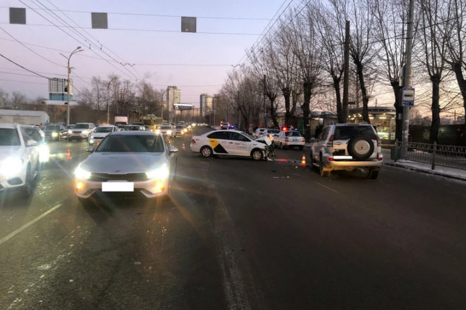 Новости на е1 екатеринбург происшествия сегодня. Происшествия Екатеринбург. ДТП на улице Белинского в Екатеринбурге.