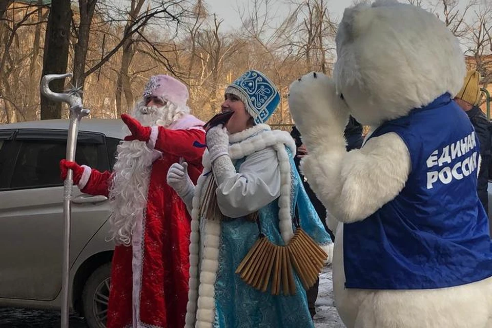 Дед Мороз со Снегурочкой и белым медведем устроили детям новогодний концерт. Фото: Дарья НАУМЕЦ
