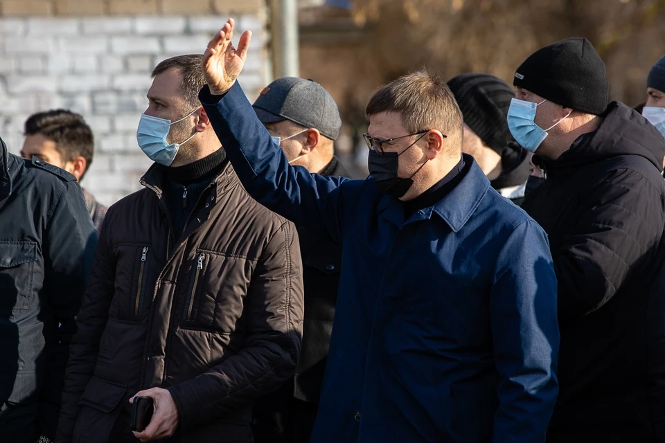 В масках придется еще какое-то время походить.