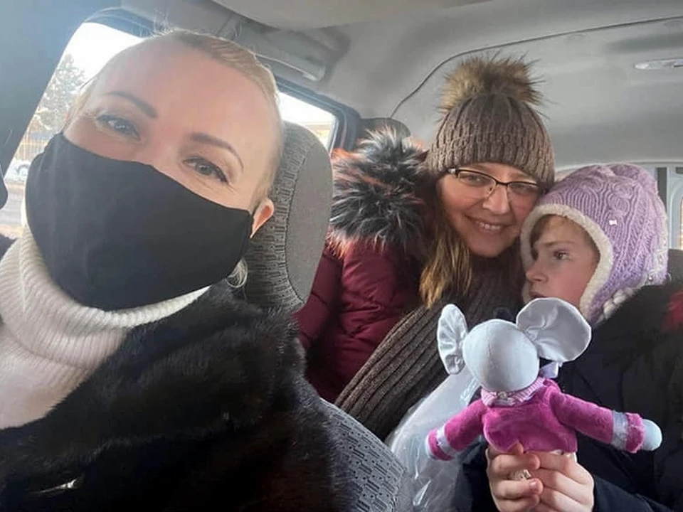 Ольга Шелест (на фото слева) помогла встретиться маме Наташе и 11-летней Ксюше