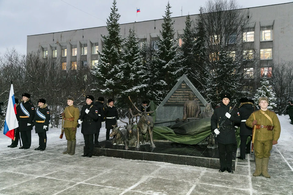 Памятник «арктическим танкам» установили у администрации Первомайского округа. Фото: Администрация города Мурманска.