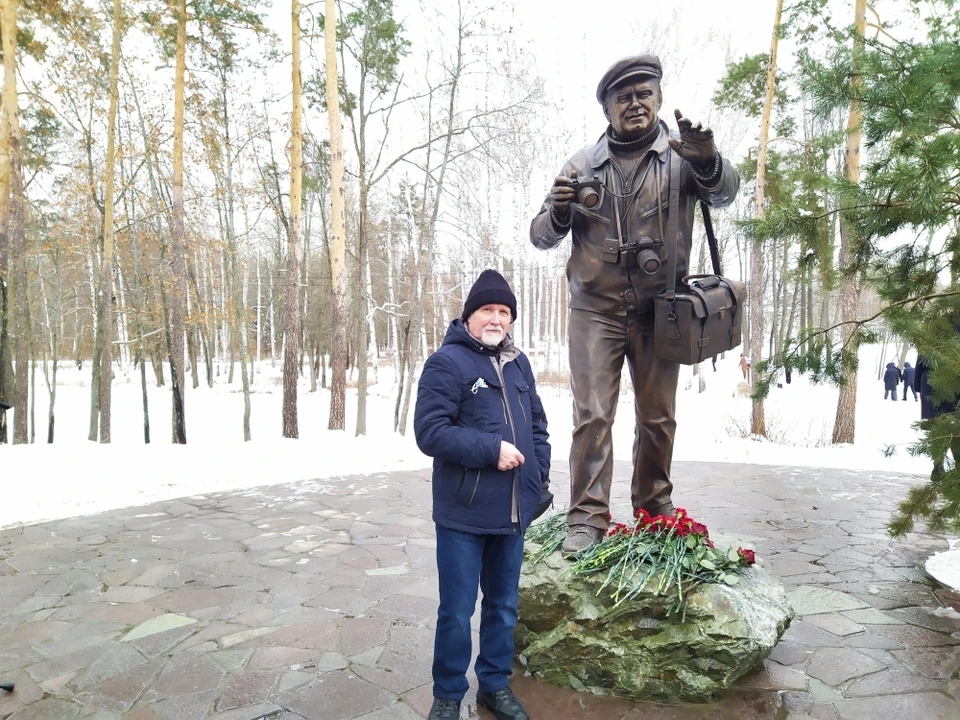 Скульптор Александр Козинин рядом со своим творением - памятником Василию Пескову