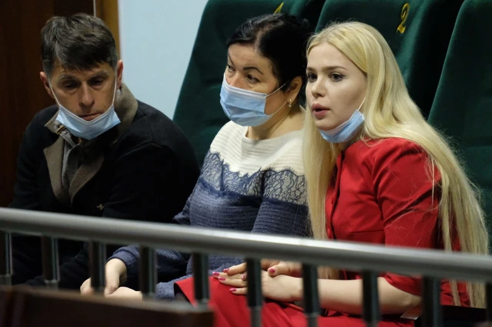 Родители Анастасии Ещенко и и адвокат (справа) не будут обжаловать приговор.