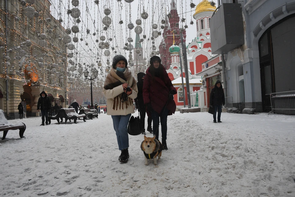 25 декабря практически весь день в Москве идет снег.