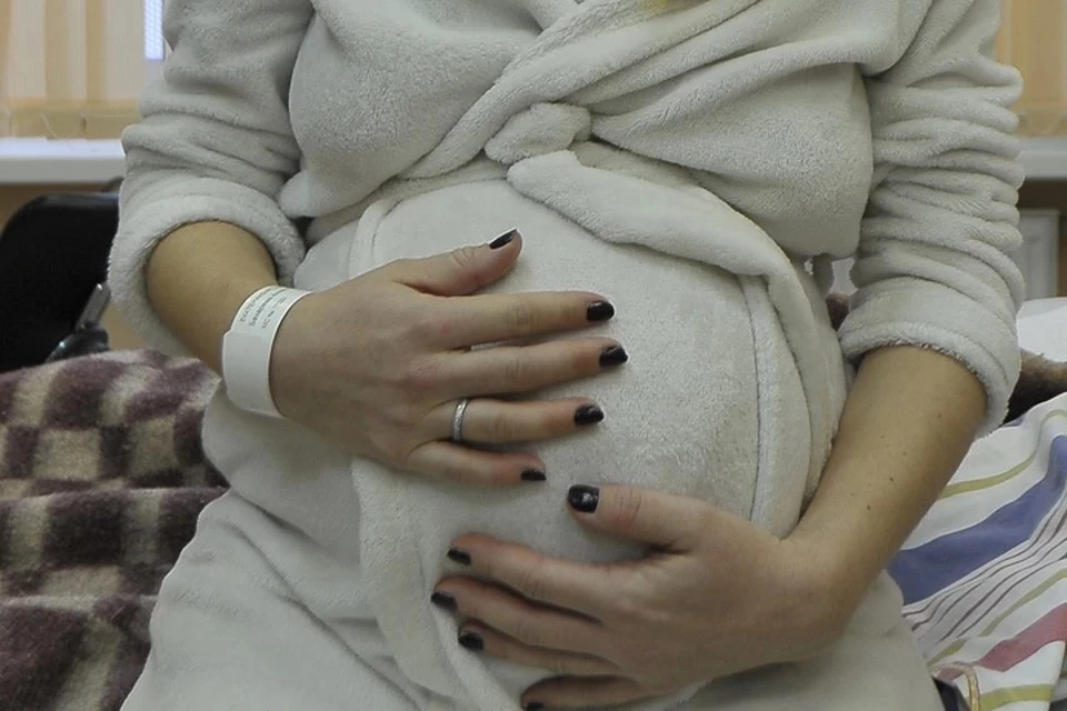На 35 неделе беременности было решено провести кесарево сечение. На свет появилась здоровая девочка