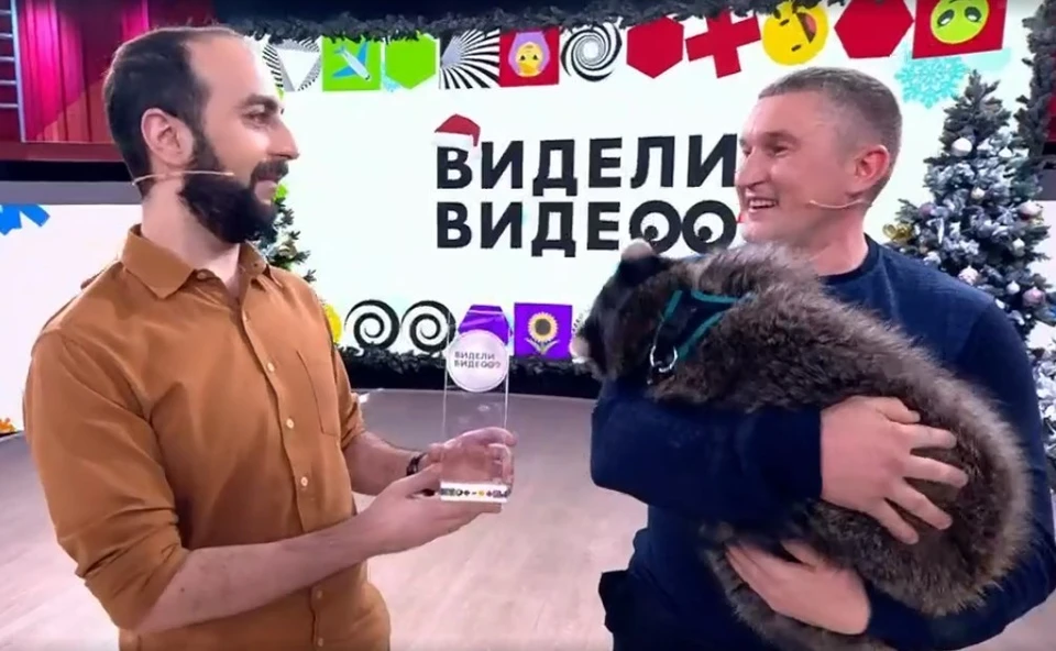 Вите вручили статуэтку "Видели видео". Фото: кадр с видео 1tv.ru