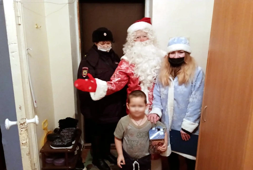 Сотрудники отдела по делам несовершеннолетних местного ОМВД в Калининском районе вчера навестили несколько ребят и вручили им различные подарки и сладости на Новый год. Фото: УМВД России по Тверской области.