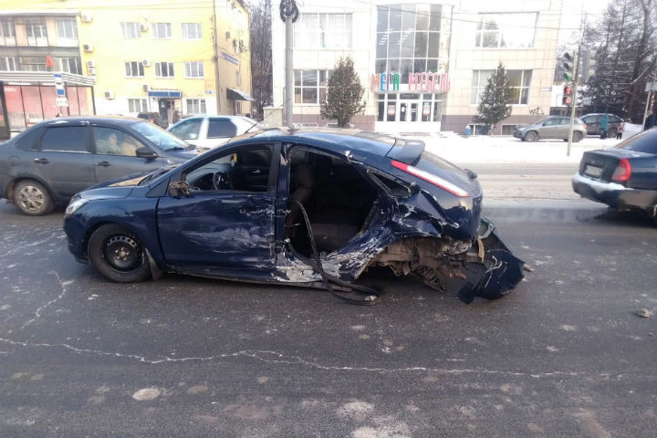 Авария произошла у областной онкологической больницы. ФОТО: Твиттер МЧС Ярославль