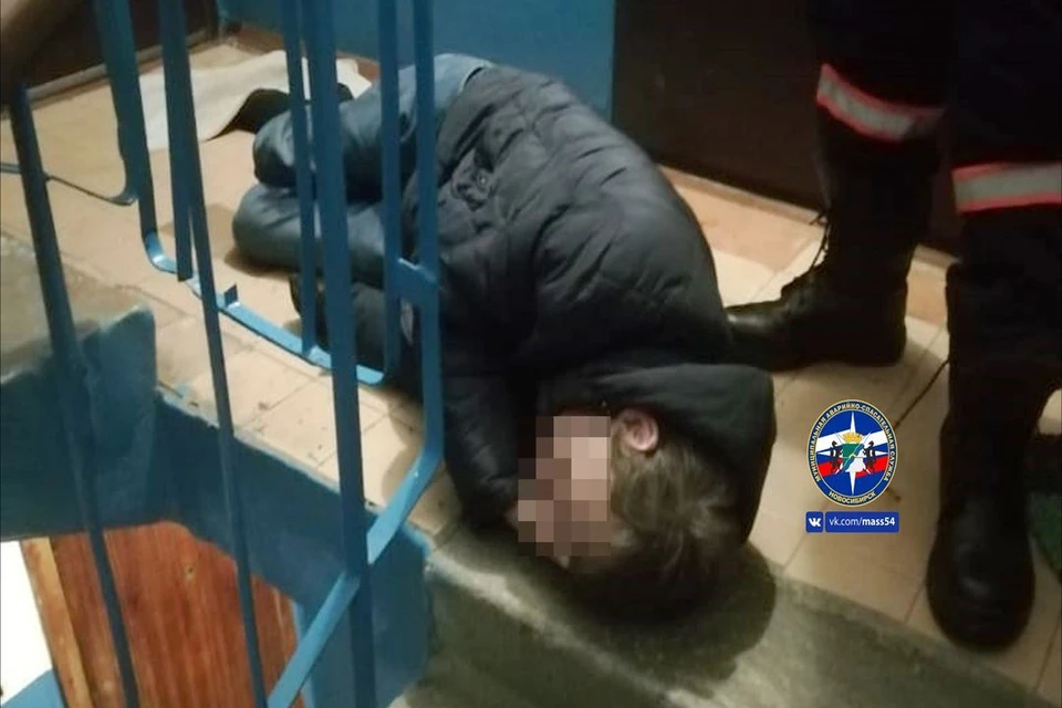 Голова мужчины застряла между прутьев перил. Фото: МАСС