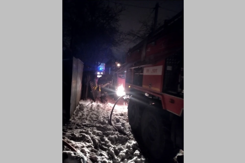Тушить пожар, где погибли четыре человека, приехали несколько десятков сотрудников МЧС.