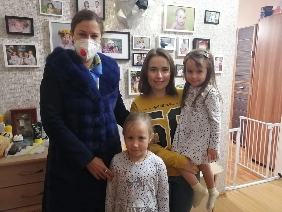 Ирина Седова вручила победительнице конкурса торт. Фото из Инстаграм министра образования области
