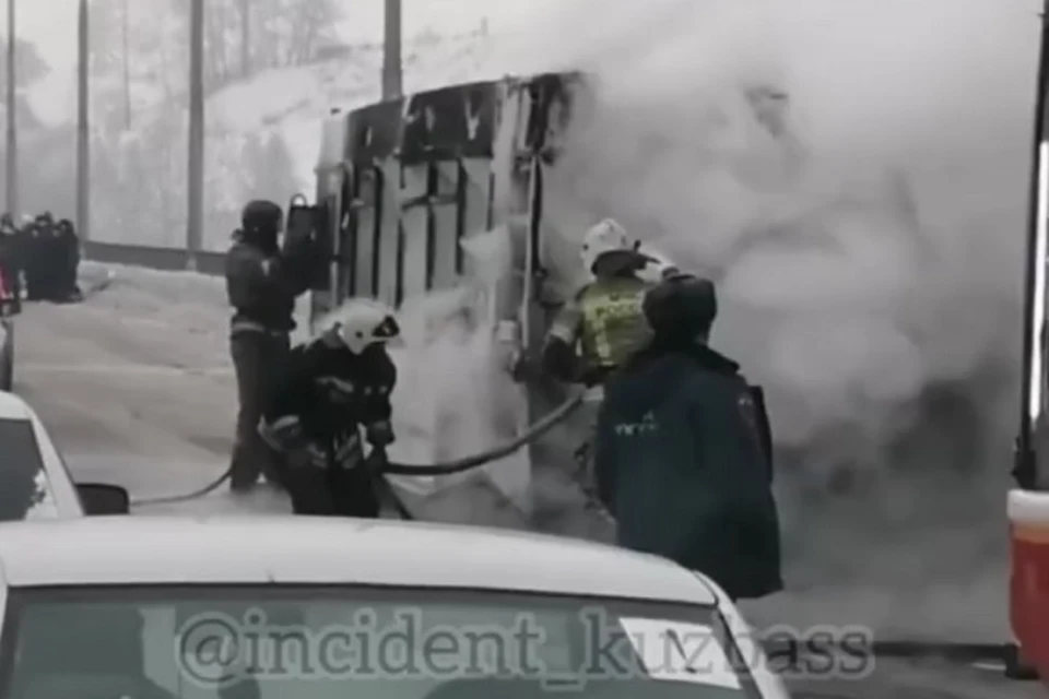 МЧС сообщил подробности пожара в автобусе в Новокузнецке. ФОТО: кадр видео vk.com, "Инцидент Кузбасс"