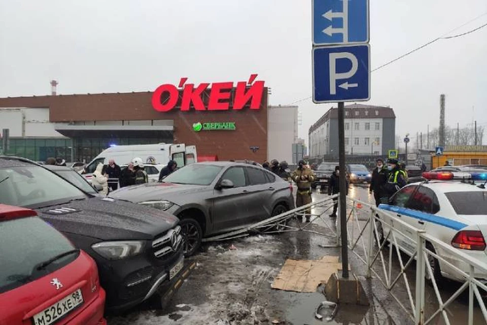BMW снес забор и протаранил два автомобиля на Московском проспекте