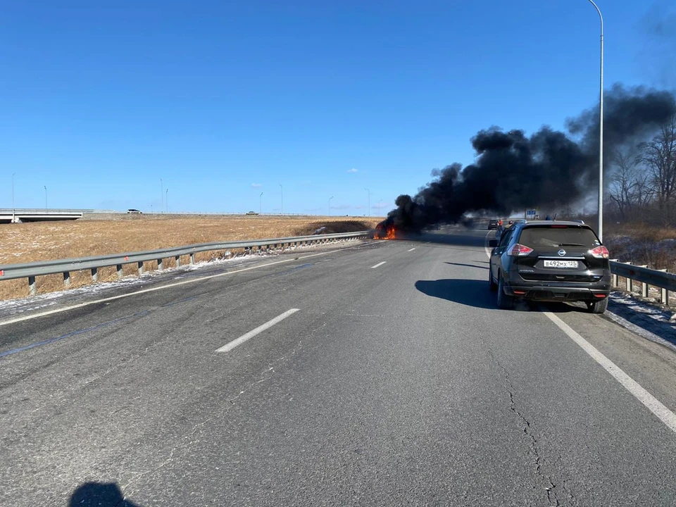 Автомобиль горит на развязке возле поселка Новый. Автор: корреспондент КП-Владивосток
