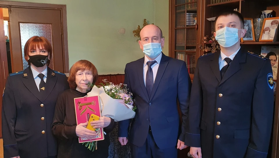 Красноярке вернули сотовый телефон, который отнял у нее в лифте грабитель с ножом. Фото: пресс-служба ГУ МВД России по красноярскому краю.