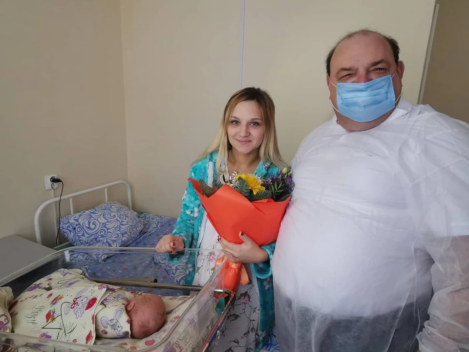 Олег Костин поздравил Анастасию и Станислава Шеяновых. Фото Минздрава области