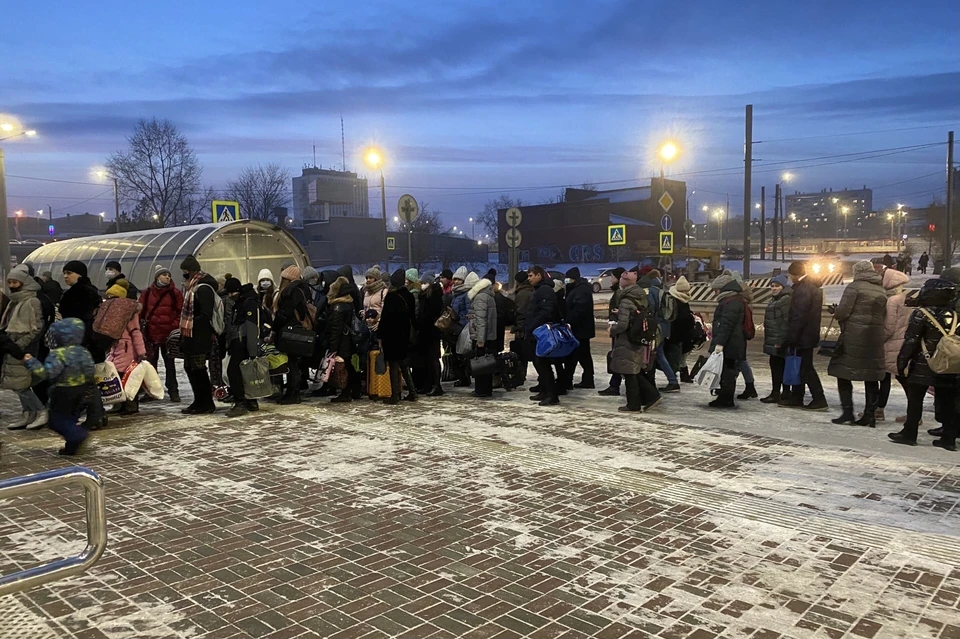 На входе в пригородный вокзал образовалась большая очередь. Фото: читатель КП-Челябинск