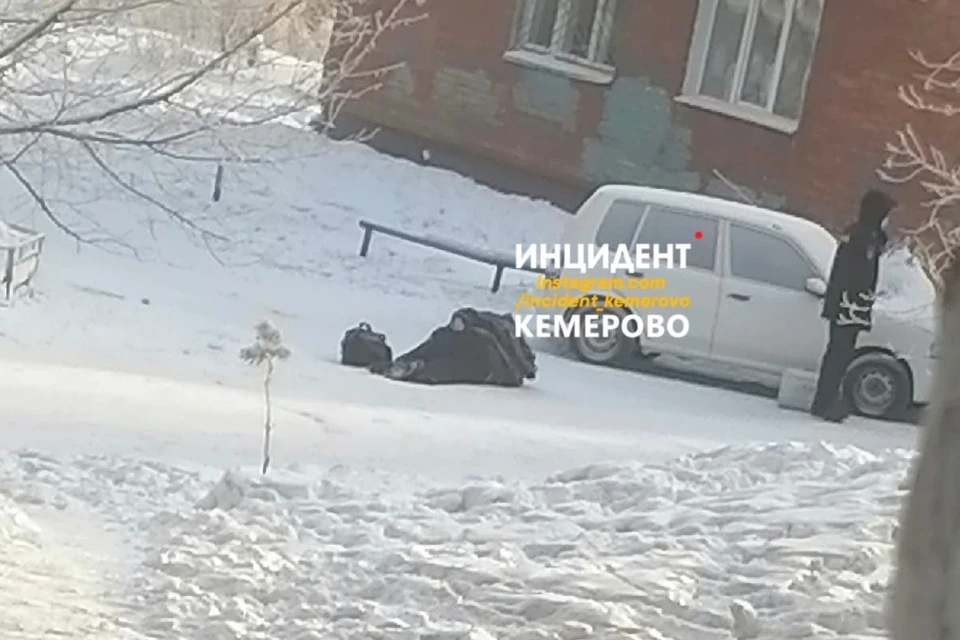 Очевидцы сообщили о трупе мужчины в кемеровском дворе. Фото: "Инцидент Кемероdо vk,com