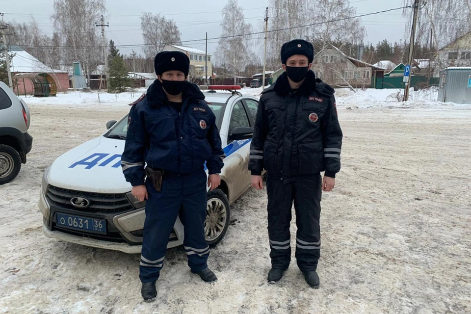 Первую помощь оказали инспекторы ДПС по Бобровскому району Александр Глухов и Александр Воробьев