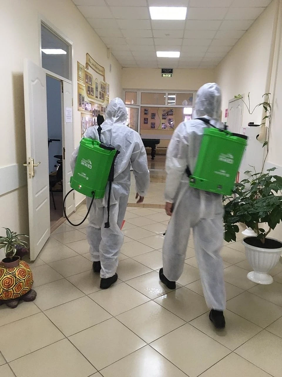 Спасатели продезинфицировали школу в городе Губкин. Фото с сайта Главного управления МЧС по Белгородской области