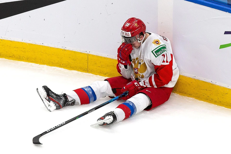 Игрок молодежной сборной России по хоккею Захар Бардаков после поражения финнам в игре за третье место.