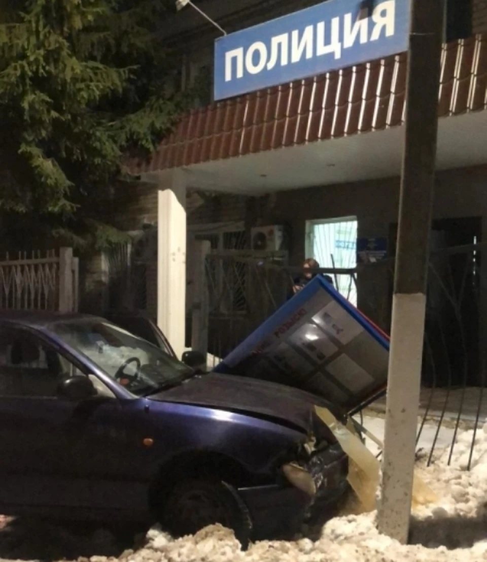 Автомобилист снес стенд с фотографиями разыскиваемых.