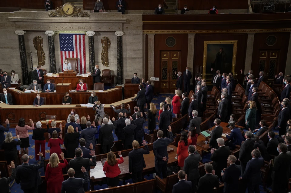 Сенат США прервал заседание на фоне протестов у стен конгресса.