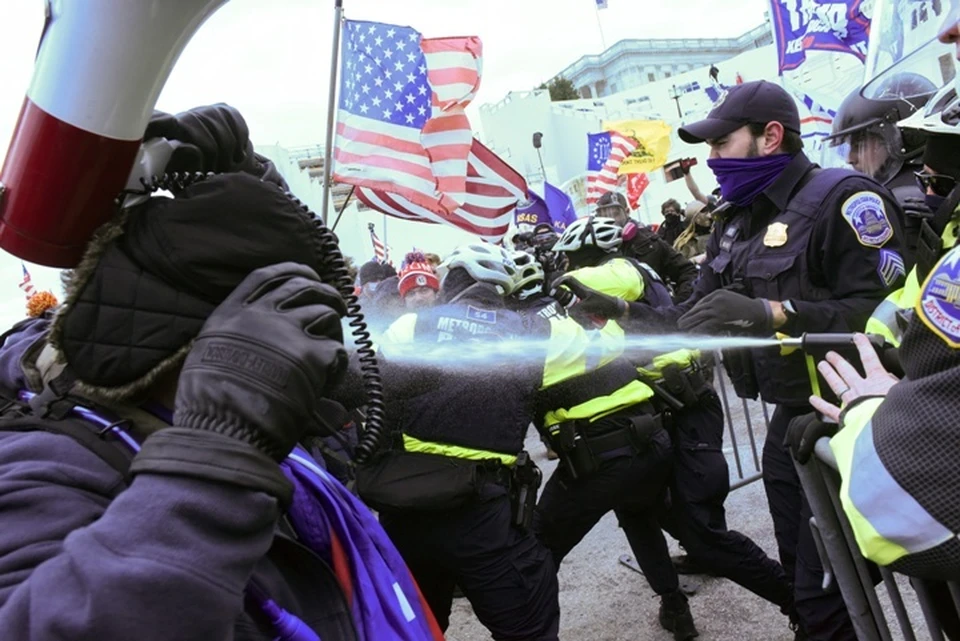 Столкновения полиции и протестующих у здания конгресса