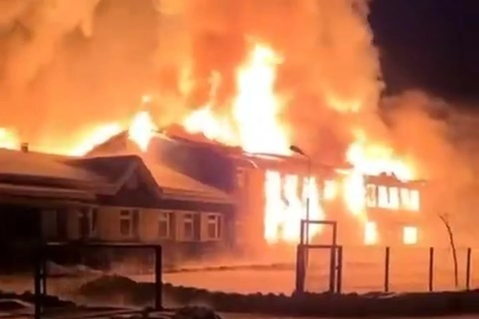 Школа в селе Глубинное в Приморье загорелась в ночь на 8 января. Скиншот видео: instagram.com/svodka25