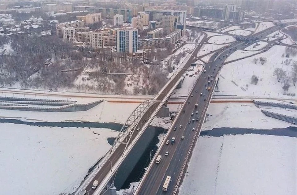 Сейчас на участке изменилась схема движения автотранспорта – потоки автомобилей будут направлены на салаватку с помощью светофоров.