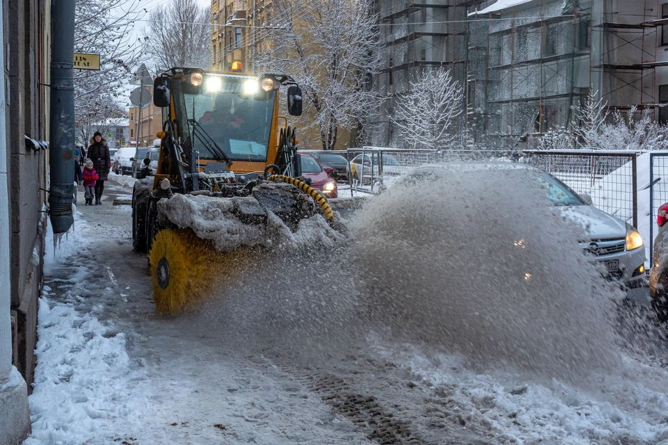 после уборки улицы посыпают противогололедной смесью