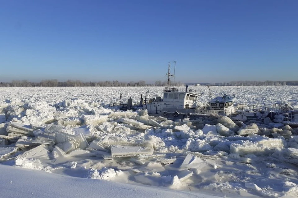 Глыбы льда раскурочили пароход и паром Фото: ЧП-Лесосибирск