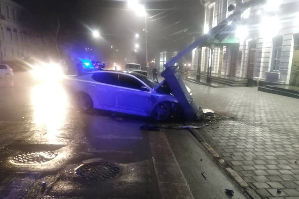 В Ростове водитель иномарки снес электрический столб. Фото: ГИБДД по РО