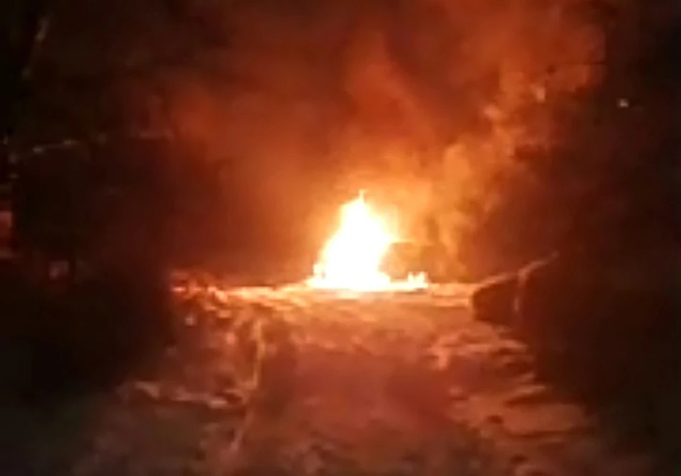 Поджигатели на квадроциклах спалили автомобиль в Дзержинске. ФОТО: "Плохие новости Дзержинск"