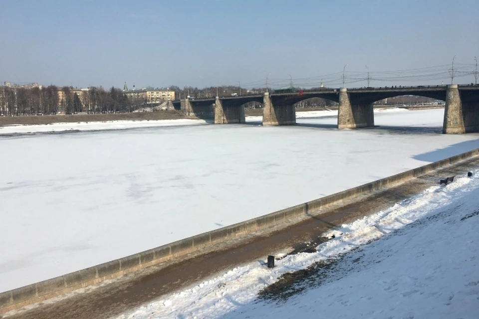 Мужчина упал с Нового моста в Твери