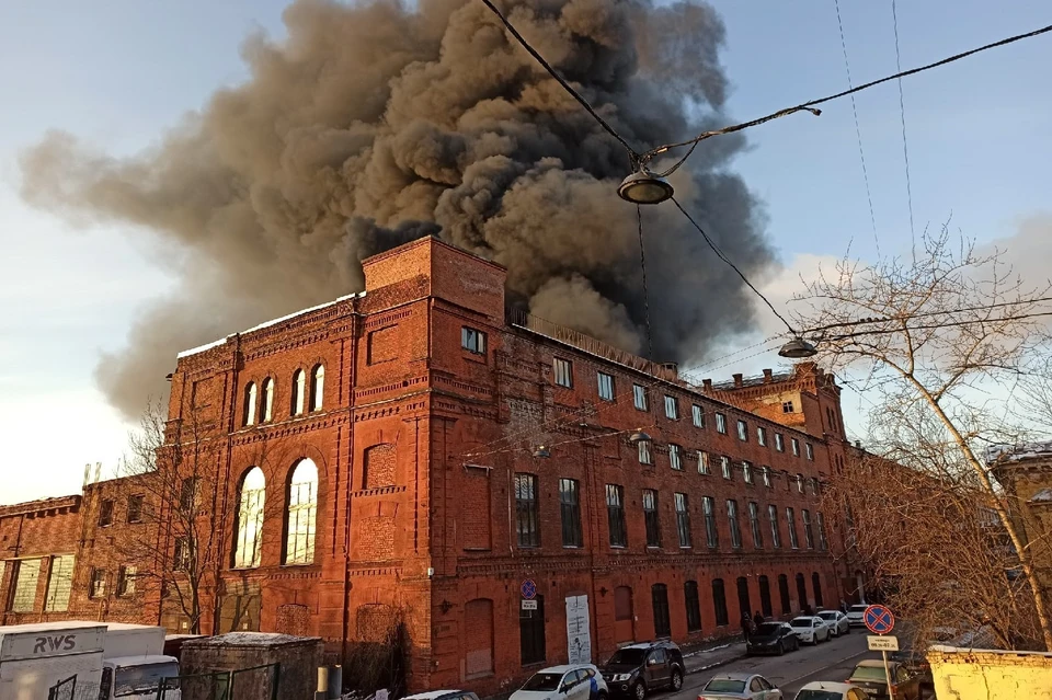 В здании на Васильевском острове тушат пожар. Фото: vk.com/spb_today