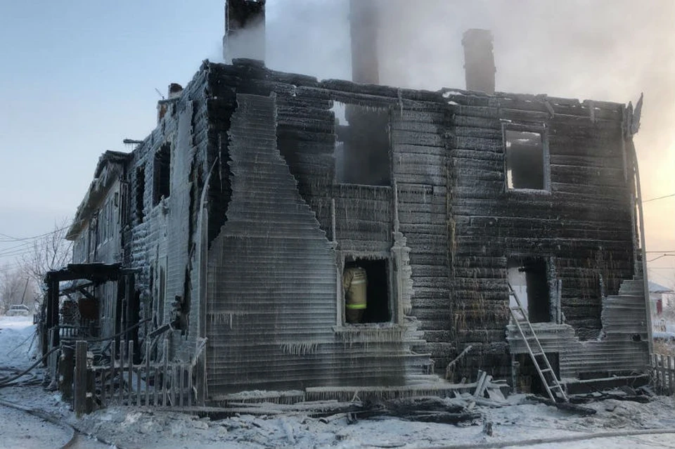 В селе Ломоносово сгорел жилой дом на 12 квартир. Фото: СКР по Архангельской области