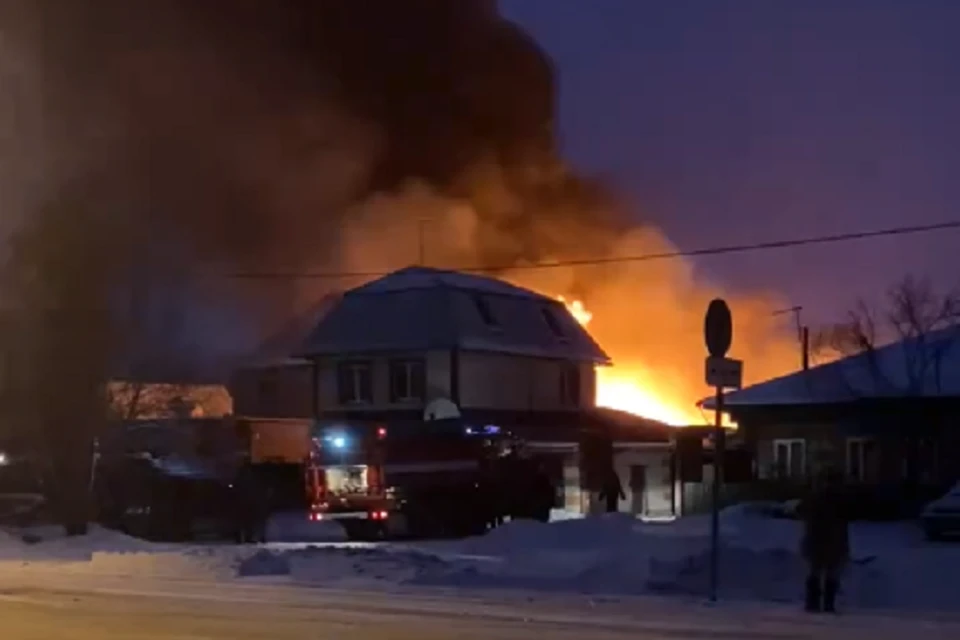 Огонь пытался перекинуться с построек на дом, но пожарные вовремя справились со стихией. Скриншот видео очевидцев